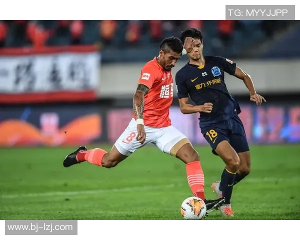 恒大与富力激战在即海报展现两队激情对决的精彩瞬间 恒大与富力激战在即海报展现两队激情对决的精彩瞬间